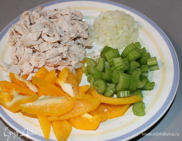 Подготовить ингредиенты для начинки: лук порубить мелко, курицу порезать на средние кусочки, стебли сельдерея порезать кусочками шириной 1 см, перец порезать  произвольной формой (у меня треугольниками).