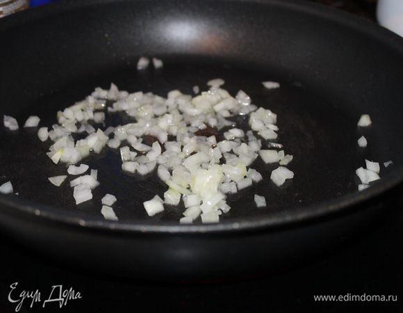 Обжарить на сливочном масле лук до золотистого цвета, добавить перец, обжарить еще 3 - 5 мин., добавить курицу, обжарить еще 3-5 мин., добавить сельдерей, перемешать, посолить. Начинку переложить в отдельное блюдо, дать остыть и как следует «подружиться»  