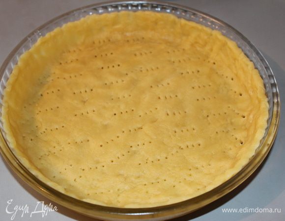 Достать из холодильника тесто. Распределить его руками в форме для выпечки, делая бортики не менее 2,5 см. и накалоть вилкой, чтобы не вздулся  во время выпечки. Поставить в разогретую духовку и выпекать 10 мин при температуре 200 градусов.
Тут я хотела бы отметить, что на мастер-классе нас учили делать бортики потолще, чтобы они не пригорели пока будет готовиться начинка. Но! Мне нравится, когда такого теста очень мало, поэтому я рискнула сделать корж тонким. И все получилось! Ничего не пригорело!
