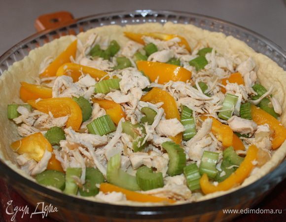 Достать корж из духовки, выложить начинку, распределить равномерно.