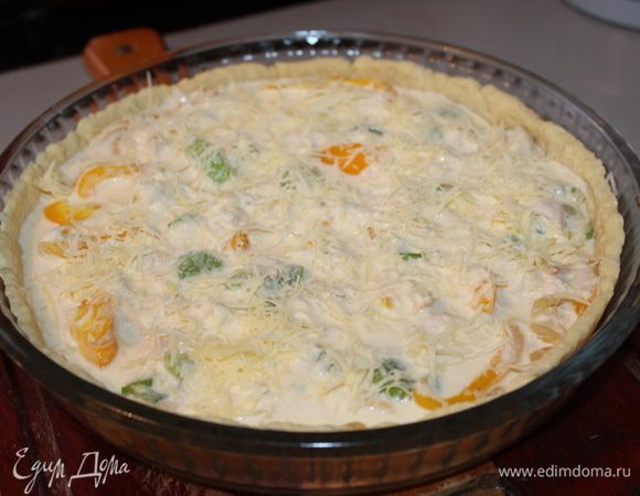 Сыр потереть на мелкой терке. Смешать все ингредиенты, посолить, залить начинку получившейся заливкой. Сверху посыпать тертым сыром. Выпекать   25 - 30 минут при температуре 200 градусов.