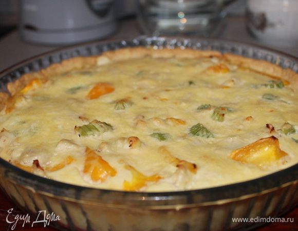 Готовый пирог достать из духовки. Подавать можно как теплым, так и холодным. 