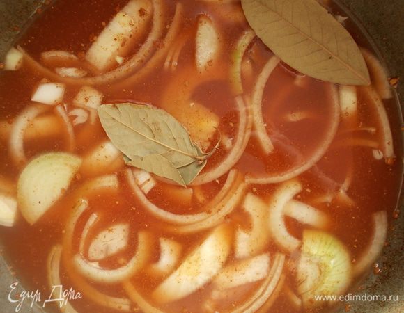 Вылить воду в кастрюлю, добавить порезанный лук, томатную пасту и бальзамический уксус. Поставить на плиту, чтобы закипело.