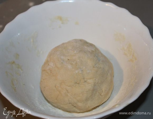В муку добавить соль, сахар и перемешать. Добавить масло, воду и замесить эластичное тесто. Обернуть плёнкой и поставить в холодильник.