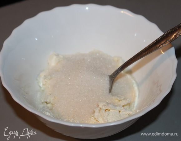 Творог смешать с сахаром и ванильным сахаром,….