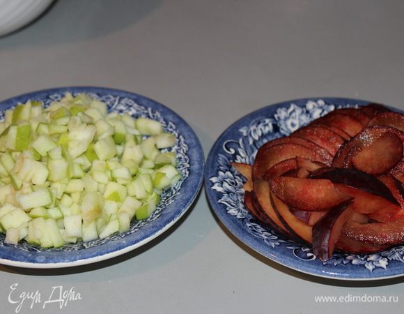 добавить яблоки, порезанные мелкими кубиками и сливы тонкими дольками,… 