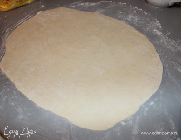 Тесто раскатать в прямоугольник, но не очень тонким слоем, чтобы не порвать, когда будем сворачивать. Лучше раскатанное тесто сразу перенести либо в форму, либо на фольгу или пекарскую бумагу, т.к нам нужно будет  его свернуть в рулет и перенести на противень, а сделать это не так уж и просто. По крайней мере, у меня случается, что тесто иногда рвется, слишком тонкое. Раньше я расстраивалась, а потом придумала ставить «заплатки» Быстренько замешиваю немного теста, раскатываю кружочки и приклеиваю маслом или водой. Получается почти идеально, ведь потом я прячу их под пудрой. Никто ни разу не заметил 