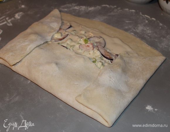 Итак, выкладываем по центру нашу начинку, оставляя пустыми все края прямоугольника. Затем заворачиваем сначала нижний край, потом бока.