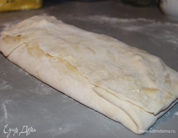 Далее можно попробовать завернуть еще один оборот или просто завернуть верхний край. Смазать край маслом или водой, чтобы лучше скрепился. 