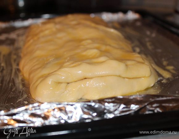 Перенести рулет на противень (если мы этого еще не сделали), смазать растопленным сливочным маслом и поставить в разогретую духовку на 40 мин.