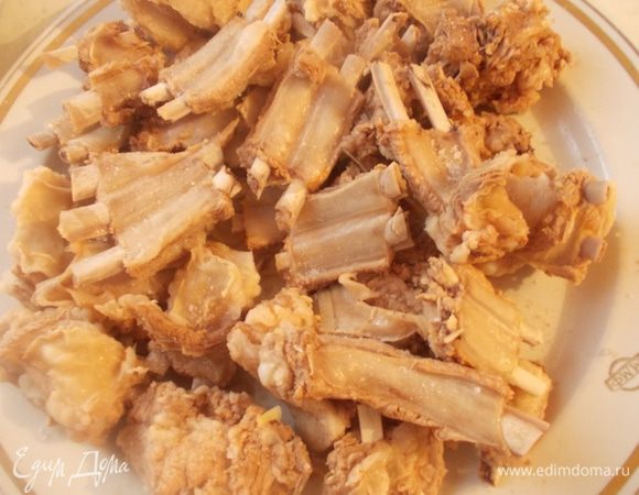 Проваренные рёбра выложить на тарелку. Они должны быть проварены до полу готовности.