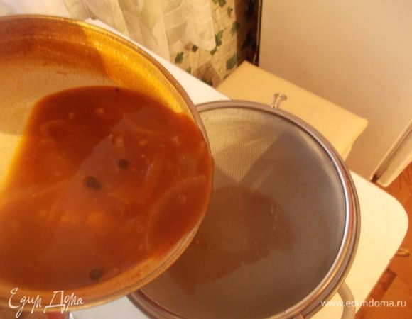 Бульон который остался, нужно отлить 2 стакана. Уварить его в два раза, процедить.