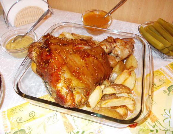  Потом извлекла ножку, выложила на противень, немного подсушила ее в духовке, смазала смесью меда, зерновой горчицы, соевого соуса и минут 15-20 румянила в духовке. Получилась очень румяная корочка, но мягкая внутри. Мясо отлично проварилось, кость очень легко отошла от мяса