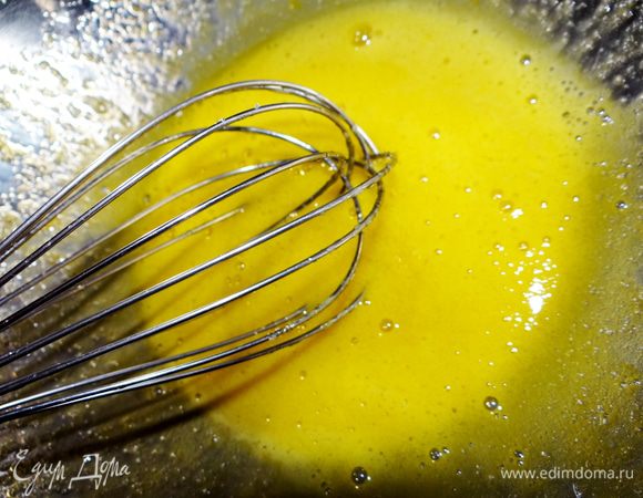 Яйцо взбить с сахаром.