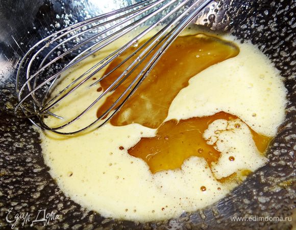 Добавить растительное масло и мед. Тщательно взбить.