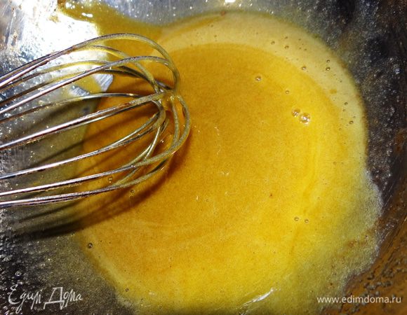 Всыпать соль, корицу и ваниль. Добавить соду, перемешать.