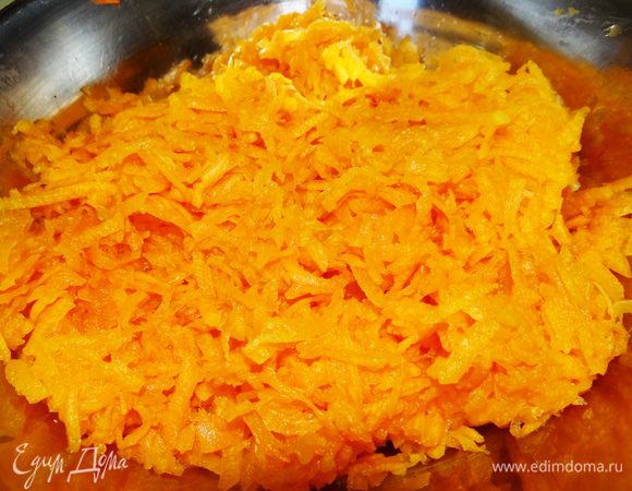 Тыкву натереть на крупной терке. 