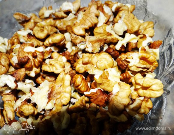 Орехи немного измельчить. 