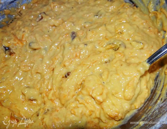 Туда же добавить орехи и всыпать муку.
