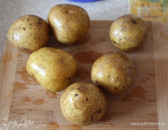 Берем картошку, тщательно моем.