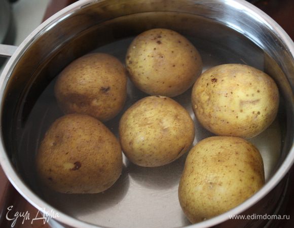 Отправляем в кастрюлю и варим до готовности.