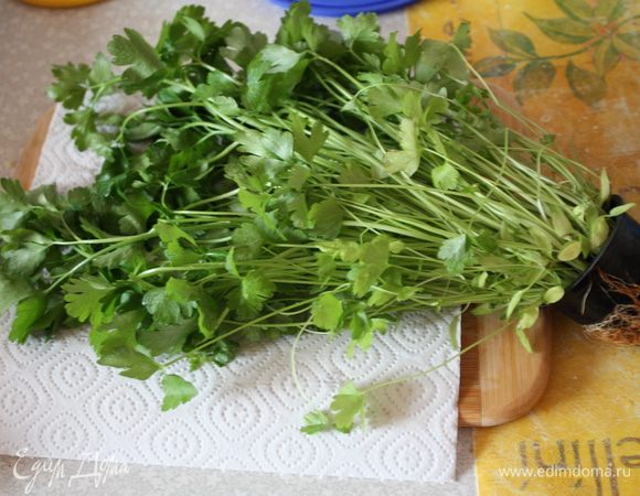 Тем временем приготовим заправку для картофеля. Моем и сушим петрушку.