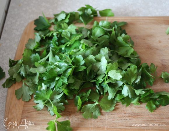 Нам нужны только листья петрушки. Обдираем пучок.
