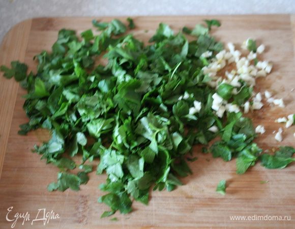 Мелко рубим петрушку и чеснок.