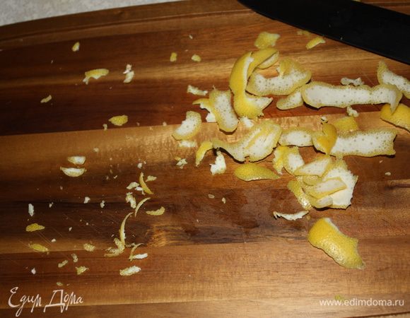 Моем лимон,снимаем цедру с него. В рецепте было написано,тонко срезать и нарезать соломкой, но лично я в следующий раз буду просто натирать ее на мелкой терке.