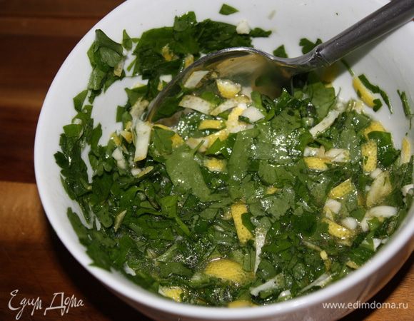 Добавляем туда петрушку с чесноком, солим и перчим.
