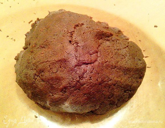 Выливаем ром в крошку и тщательно вымешиваем, пока масса не станет однородной.

