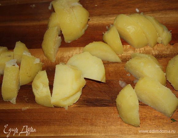 Картофель чуть-чуть остужаем и чистим. Режем на ломтики.