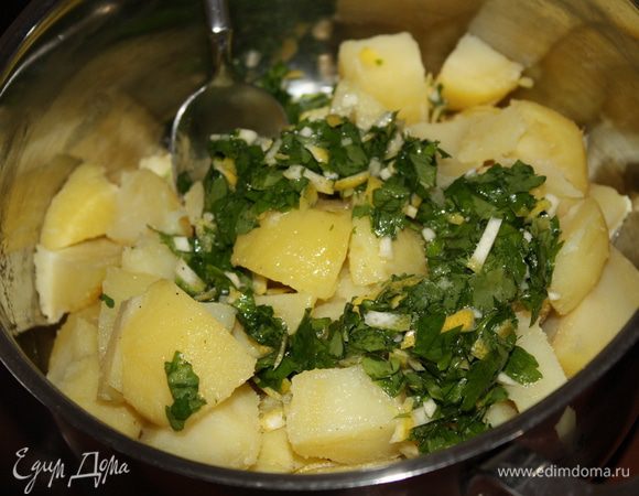 Картофель складываем в кастрюлю, выливаем туда заправку, накрываем крышкой и встряхиваем пару раз. Оставляем на 20 минут. Все готово!!!
