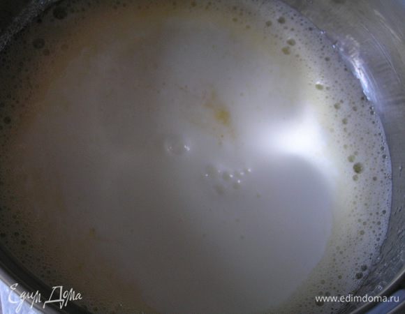 Яйца немного взбить с сахаром, ванилином и солью, влить кефир,