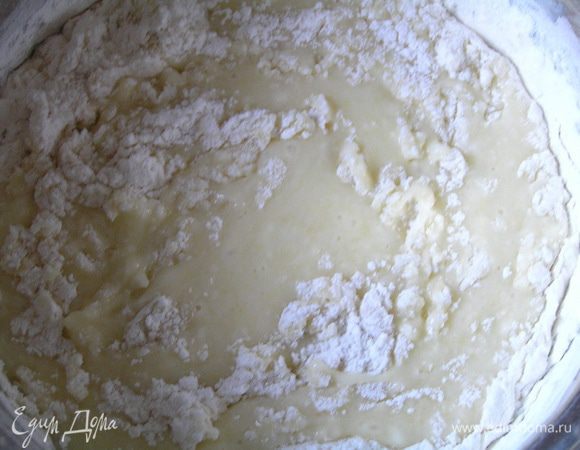 Постепенно всыпая муку с разрыхлителем,
