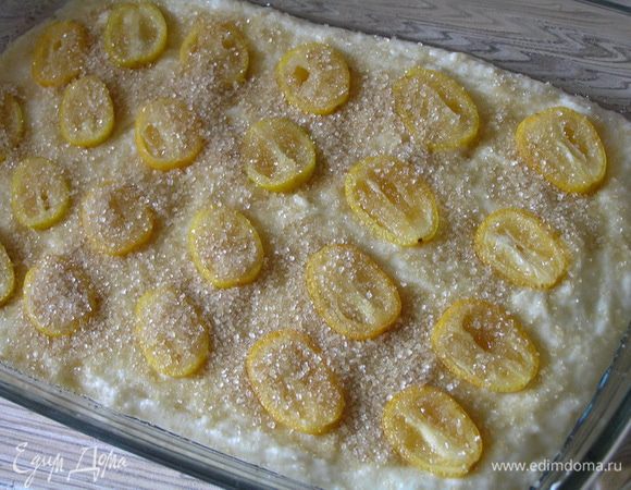 сверху посыпать коричневым сахаром.