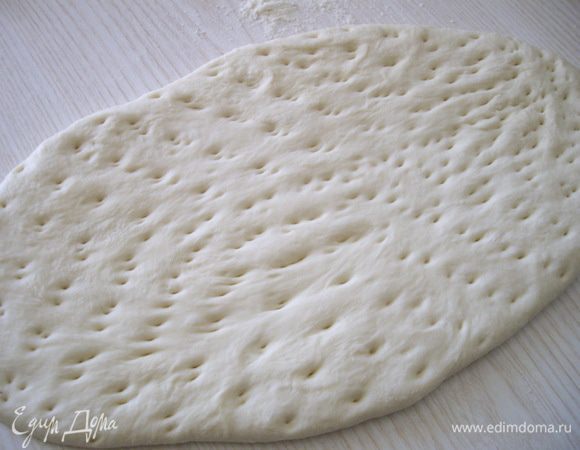 Смешайте ингредиенты для опары и оставьте на 4 часа. <br />
Влейте в опару часть воды (50–70 мл) и перемешайте. В остальную воду всыпьте соль, сахар, размягченный маргарин. Перемешайте и вылейте к опаре. Замесите тесто, подсыпая порциями муку. Вымесите тесто, пока оно не станет гладким. Оставьте подходить на 40–50 минут. Обомните и снова оставьте на 45 минут. Затем выложите тесто на присыпанный мукой стол. Разделите на 2 шара, оставьте отдыхать на 15–20 мин. Затем раскатайте тесто в лепешку, удалите пузыри. Это нужно делать скалкой. Просто прокатать тесто, сделать овальную лепешку.