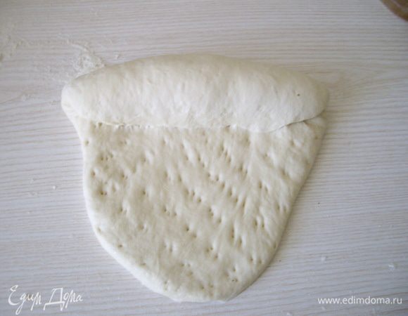 Сбрызните водой и скрутите тугой батон. Защипните край.