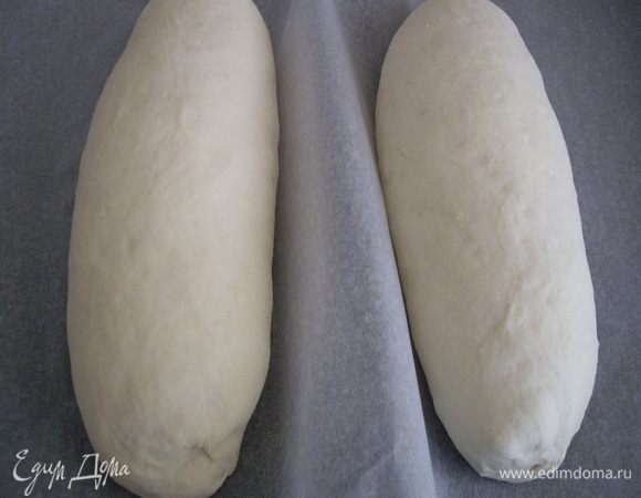 Накройте батоны влажной тканью и оставьте в тепле на 45–70 минут.