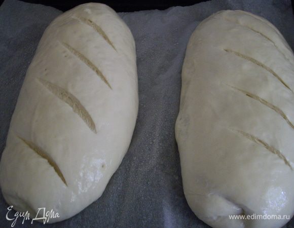 Затем сделайте надрезы и сбрызните водой еще раз.