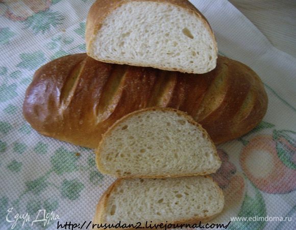 Выпекайте минут 20–25 при 220°C, первые 10–15 минут с паром. И вот такой батон получается в разрезе. Очень нежный и мягкий.