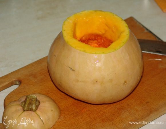 Тыкву вымыть, срезать верхушку, удалить семена. 