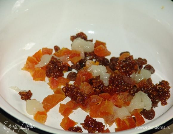 Измельчить сухофрукты. Рис промыть и отварить до полуготовности.