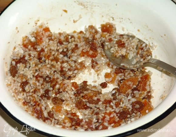 Перемешать сухофрукты, рис, мед и специи.
