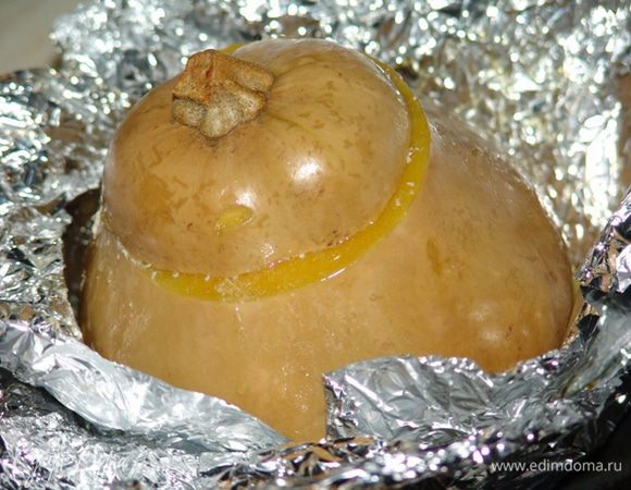 Закрываем отверстие крышечкой и заворачиваем в фольгу. Выпекаем на противне при 200~220°C до мягкости.