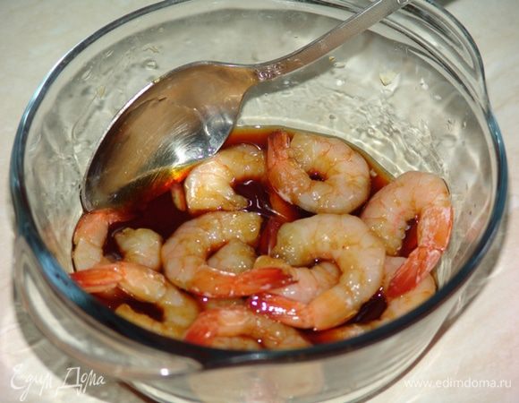 Креветки чистим. Разводим жидкий мед равным количеством воды, добавляем 1 ст.л. соевого соуса и маринуем около часа в этой смеси креветки. 
