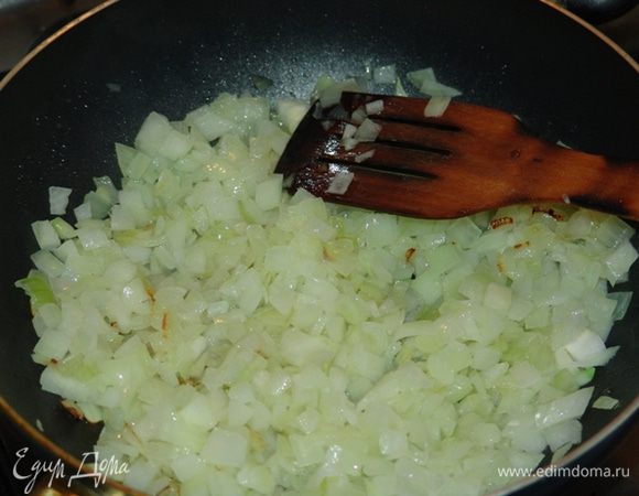 Чистим, нарезаем лук и пассеруем до размягчения. Добавляем мелко рубленный чеснок и креветки.  
Отдельно отвариваем рис.


