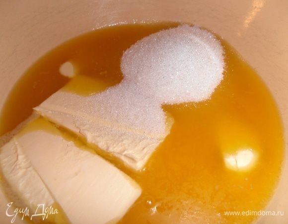 Добавить сахар, размешать до растворения и отставить миску для остывания.
