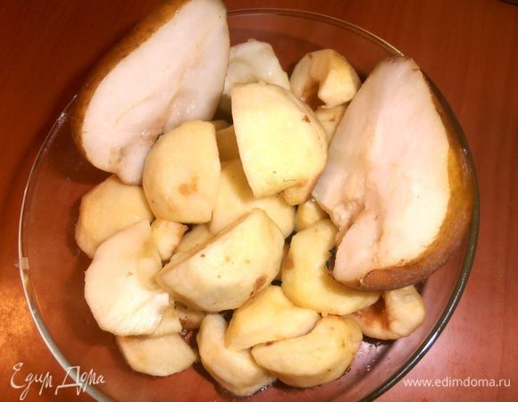 Пока масло остывает до комнатной температуры,яблоки и грушу очистим от кожицы и серединки,сбрызнем лимоным соком.