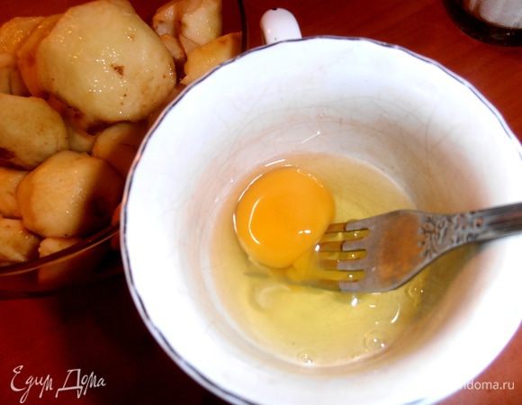 Яйцо взбиваем слегка вилкой с щепоткой соли...